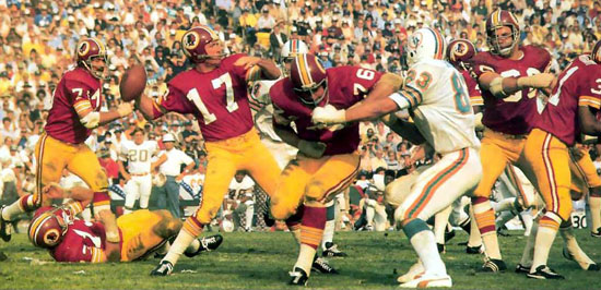 Billy Kilmer passes in Super Bowl VII